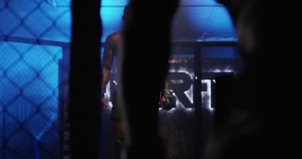 Hombre Arena Noche Lucha Jaula Partido Para Competencia Defensa Propia — Vídeos de Stock