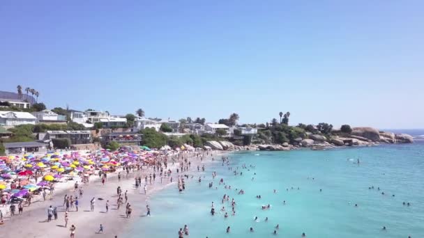 Drone Van Strand Zee Mensen Zwemmen Door Vakantiehuizen Ontspannen Zand — Stockvideo