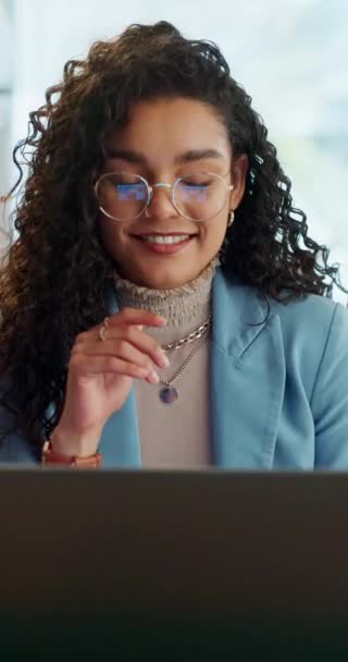 Laptop Czytanie Ekranu Kobieta Biznesu Biurze Online Dla Raportu Projektu — Wideo stockowe
