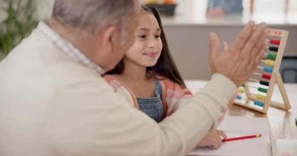 Avô Criança Alto Cinco Para Suporte Aprendizagem Desenvolvimento Escrita Solução — Vídeo de Stock