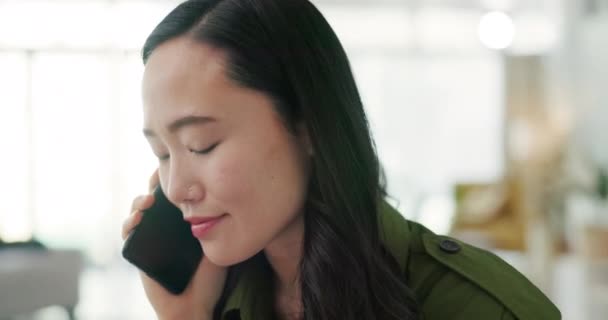 家庭の機会からの仕事を持つ幸せな女性 Kpi レビューフィードバックや携帯電話の会話に関する融資契約 アジアの起業家やビジネスワーカーは 仕事のために携帯電話で話しています — ストック動画