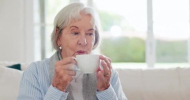 Koltuk, yaşlı kadın ve dinlenmek için sabahları düşünen kahve emeklilikte huzur ve sükunet için gülümseme. Oturma odasında zen olan yaşlı insan, çay ve barış zihniyeti, mutlu hatıralar ve olumlu düşünceler..