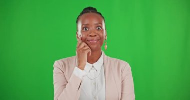 Yüz, yeşil ekran ve fikir sahibi, düşünen ve çözüm üreten siyah bir kadın. Portre, kadın girişimci ve yaratıcılık sahibi kişi, gülümseme ve sorun çözmede kendine güven.
