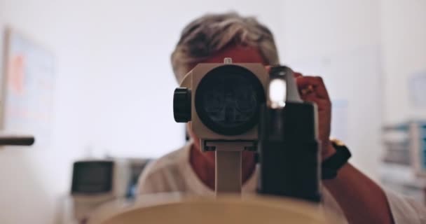 Ögonvård Lasertest Och Kvinnlig Läkare Med Maskin Kontoret För Att — Stockvideo
