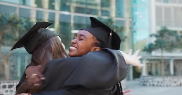 Promoce Přátelé Objímají Vzrušují Ženy Oslavu Vzdělávacího Úspěchu Univerzitě Úsměv — Stock video