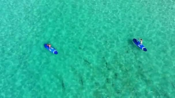 Ocean Przygoda Ludzie Wiosłują Pokład Drona Błękitną Wodą Wolność Tropikalne — Wideo stockowe