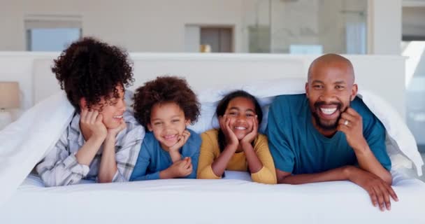 Szczęśliwa Rodzina Twarz Miłość Przez Koc Łóżku Łącząc Się Razem — Wideo stockowe