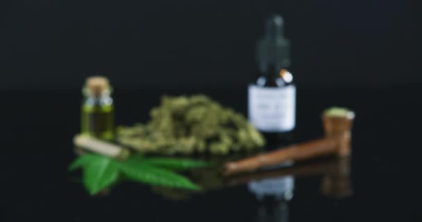 Marihuana Cbd Olej Kouřovou Dýmkou Studiu Tmavém Pozadí Pro Přírodní — Stock video