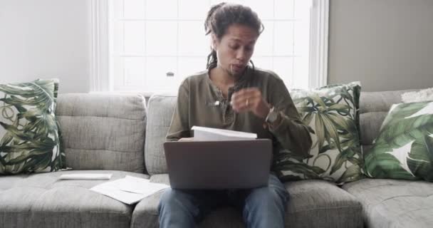 Hoofdpijn Schuld Zwarte Man Met Documenten Laptop Huis Voor Budget — Stockvideo