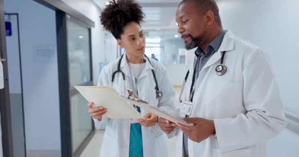 Artsen Teamwork Advies Met Documenten Ziekenhuismappen Patiëntenkaarten Voor Zorgplanning Oplossing — Stockvideo