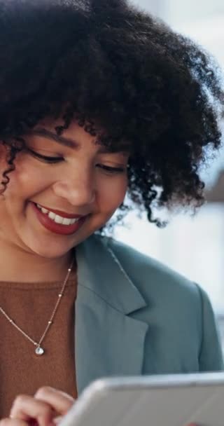 Επιχειρήσεις Γυναίκες Και Tablet Πληκτρολογώντας Χαμόγελο Δικτύωση Για Mail Μόδας — Αρχείο Βίντεο