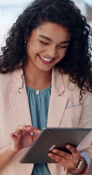 Forretning Kvinde Eller Tablet Smile Eller Søge Efter Netværk Sociale – Stock-video