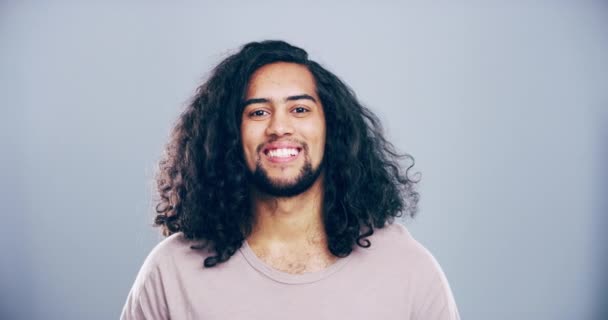 Tvář Emoji Mírové Znamení Mladým Mužem Studiu Izolované Šedém Pozadí — Stock video