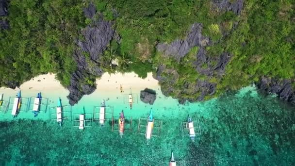 ポートドローンや休日のアドベンチャー マウンテンビーチ 夏の輸送でボート トロピカル 自然旅行や休暇のロケーション旅行の海 フィリピンの青空クルーズ — ストック動画