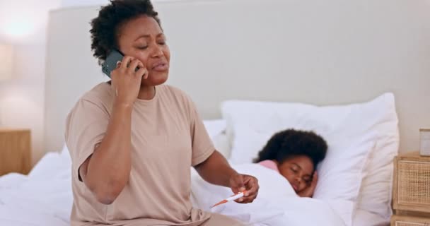 Zaniepokojony Telefon Matka Chorym Dzieckiem Grypą Wirusy Konsultacje Infekcję Bakteryjną — Wideo stockowe