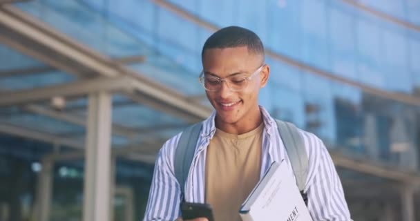 Studente Passeggiatore Uomo Con Telefono All Università Social Media Internet — Video Stock