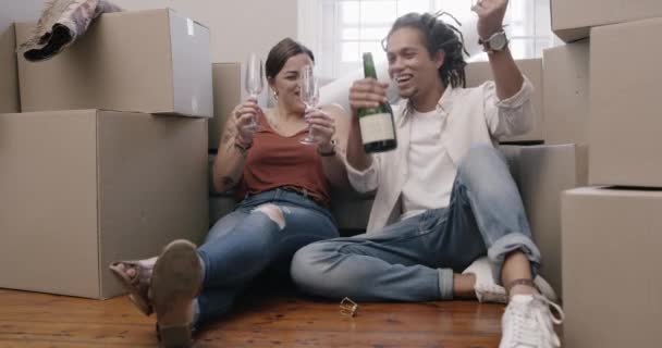 Glada Par Nytt Hem Och Dricka Vin Med Lådor Golvet — Stockvideo