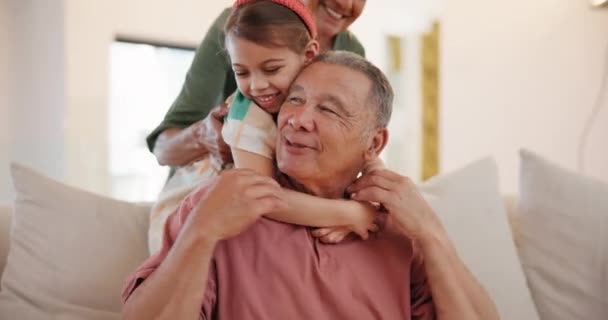 Modern Aile Evinin Oturma Odasındaki Kanepede Dedemle Ninemle Oynaşıp Çocuk — Stok video
