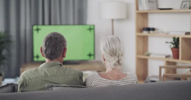 Paar Umarmung Auf Dem Sofa Fernseher Grüne Leinwand Mit Liebesfilmen — Stockvideo