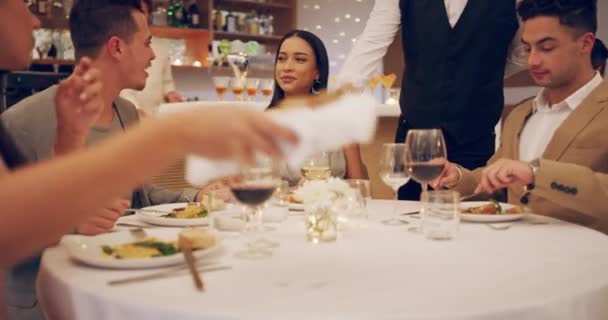 Restaurant Eten Gelukkige Mensen Vrienden Praten Sociale Gebeurtenis Feestelijke Reünie — Stockvideo