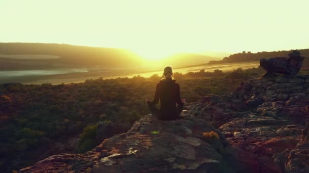 Naturen Solnedgång Yoga Och Person Meditera För Välbefinnande Andlig Stress — Stockvideo