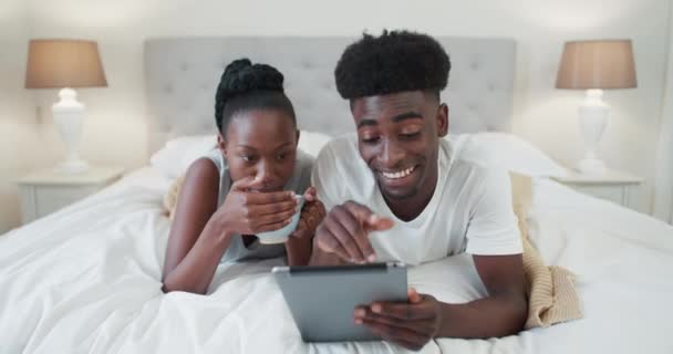 Glückliches Schwarzes Paar Tablet Und Schlafzimmer Von Hause Für Soziale — Stockvideo