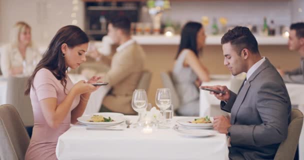 Paar Datum Restaurant Met Eten Telefoon Romantische Avond Samen Met — Stockvideo