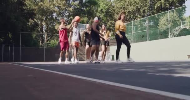 Personas Amigos Caminar Cancha Baloncesto Para Partido Juego Deportes Juntos — Vídeo de stock