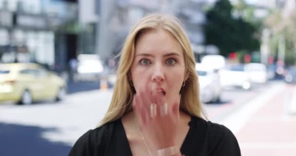 Chock Omg Och Ansikte Kvinna Staden Med Nyheter Tillkännagivande Och — Stockvideo