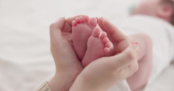Nohy Ruce Matka Dítětem Láska Podpora Péče Zdraví Wellness Ložnici — Stock video