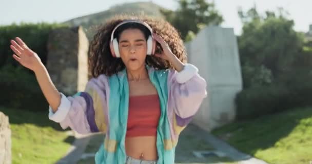 공원에서 여성과 에너지 헤드폰 리듬의 움직임 스트레스 완화를 음악으로 행복한 — 비디오