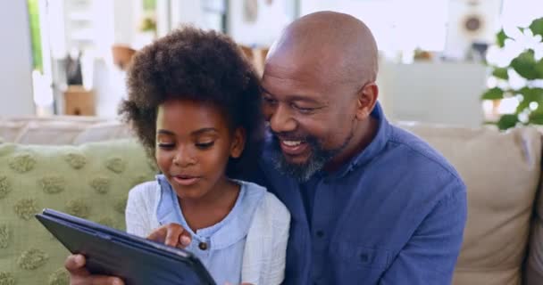 Apa Lánya Táblagépe Vagy Boldog Kanapén Játék Streaming Vagy Elearning — Stock videók