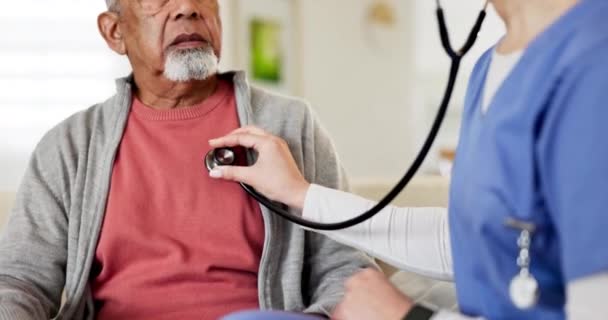 Mujer Enfermera Manos Revisando Los Latidos Cardíacos Cuidado Ancianos Sofá — Vídeos de Stock