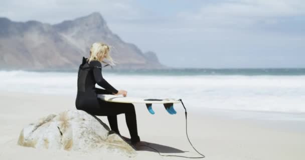 Femme Épilation Cire Planche Surf Sur Plage Été Avec Préparation — Video
