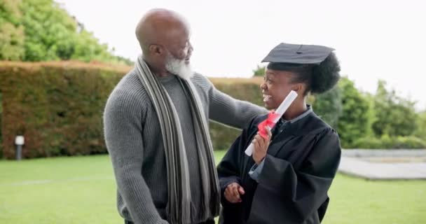黒人女性 卒業式 ハッピーな父親を祝福し 笑顔や学習成果を誇りに思っています 大学キャンパスでの成功 卒業証書 または証明書のためのシニアパパ 少女と興奮した家族 — ストック動画
