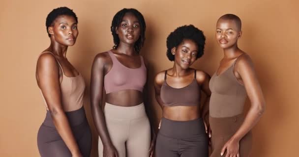 Amigos Caras Mujeres Negras Posan Con Belleza Piel Resplandeciente Orgullo — Vídeos de Stock