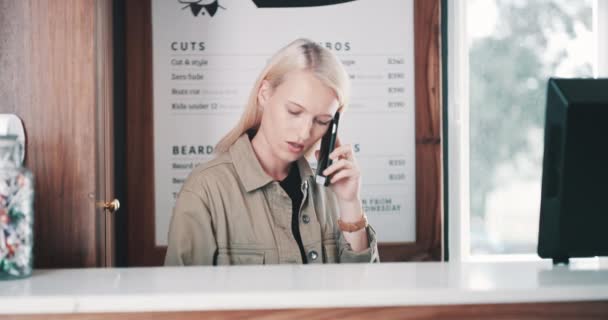 Barbershop Ondernemer Manager Een Telefoontje Voor Salon Diensten Schoonheidsverzorging Verzorging — Stockvideo