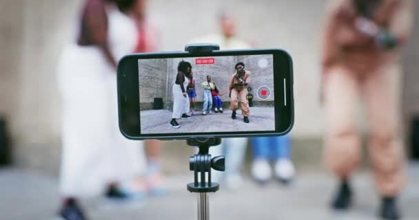 友達やテクノロジー インフルエンサー コンテンツクリエイターのためのダンス ライブストリーミング ソーシャルメディア モバイルアプリでポスト フィルム または画面のための都市の女性と音楽 グループまたはビデオ放送 — ストック動画