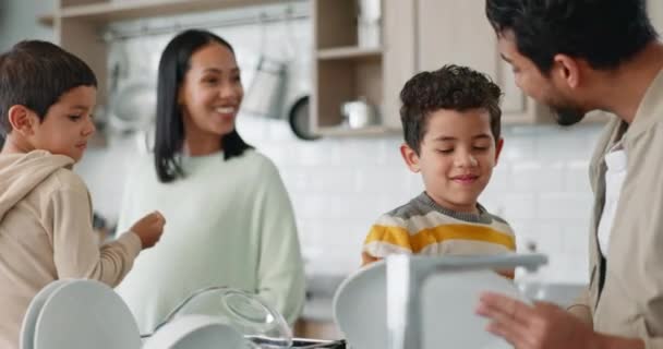 Happy Pomoc Rodzina Mycie Naczyń Razem Dzieci Sprzątanie Rozmowy Kuchni — Wideo stockowe