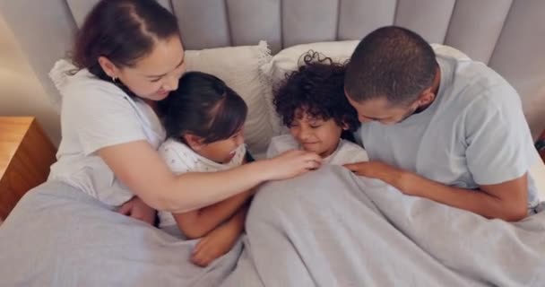 Família Pais Crianças Cócegas Cama Cima Por Amor Manhã Acordar — Vídeo de Stock