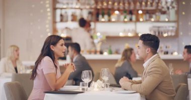 Romantizm, sohbet ve akşam yemekleriyle restoranda buluşan çift. Aşkın kutlaması, erkek ya da mutlu kadın lüks bir lokantada gevşe, gülümse ya da sevgililer günü.