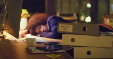 Bilgisayarının başındaki masada uyuyan yorgun kadın muhasebe müdürü. Genç, modern bir iş adamı ofiste yorucu bir günün ardından karanlıkta uyuyor. Çalışanları geç saatlere kadar çalışıyor.