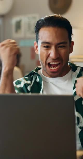 Homem Laptop Comemorar Com Punho Sucesso Sorriso Para Objetivo Alvo — Vídeo de Stock