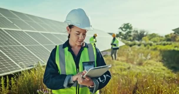 Inspección Mujeres Tabletas Paneles Solares Datos Ahorro Energía Calefacción Ecológica — Vídeos de Stock