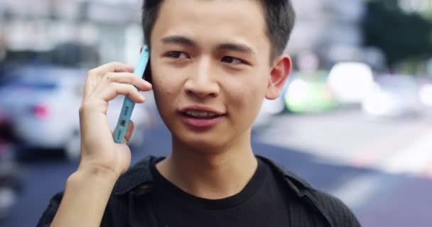 Phone Call City Face Asian Boy Speaking Talking Consulting Urban — Stock Video