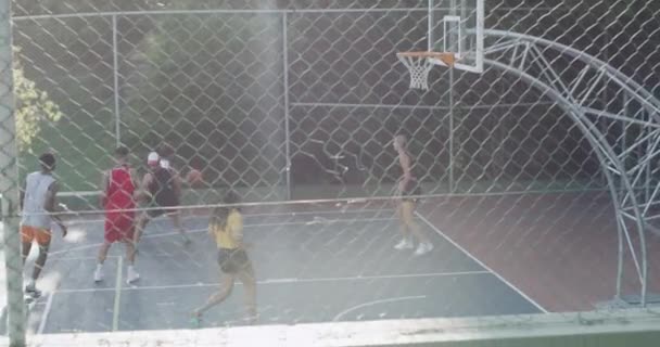Coéquipiers Joueurs Basket Ball Tir Court Jouer Plein Air Avec — Video