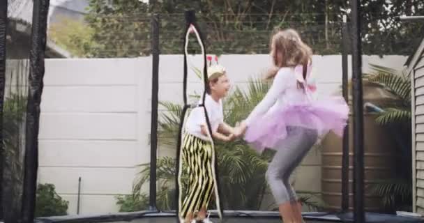 Szczęśliwe Dzieci Kostium Skakanie Trampolinie Podwórku Razem Dla Zabawy Halloween — Wideo stockowe