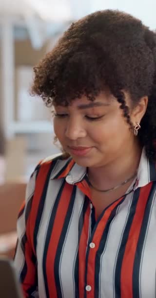 Souriez Femme Affaires Sur Ordinateur Portable Bureau Travaillant Dans Démarrage — Video