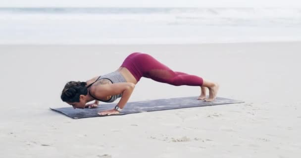 Cvičení Jóga Protahování Ženou Pláži Pro Duševní Zdraví Bdělost Nebo — Stock video