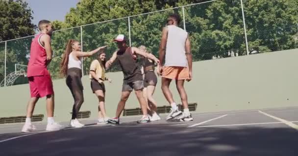 Musique Énergie Breakdance Avec Des Amis Sur Terrain Basket Ensemble — Video